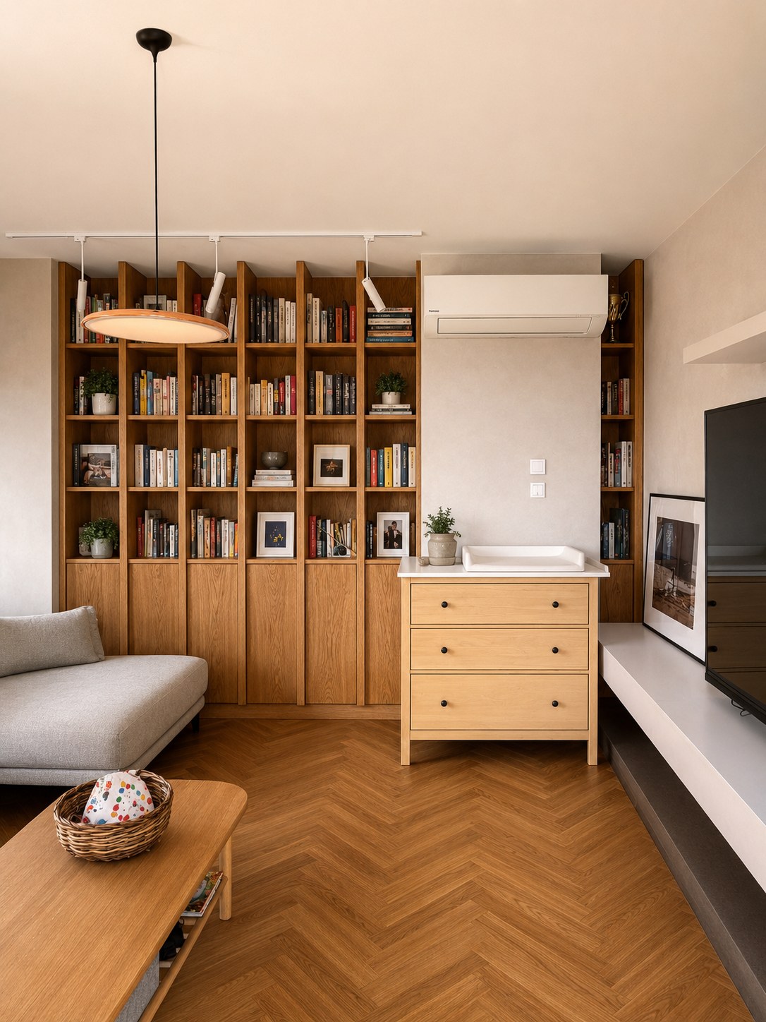 Apartament w Porcie Praskim — salon z biblioteką